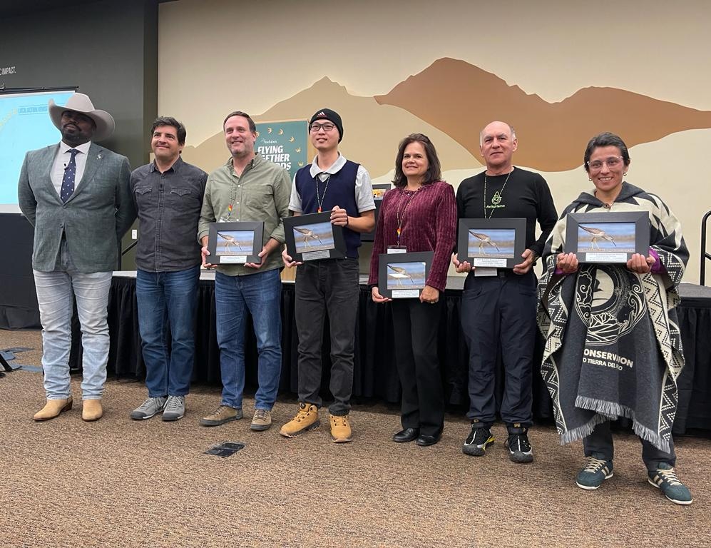 En la Conferencia de Liderazgo 'Flying Together For Birds 2023' de <a href="/audubonsociety/">Audubon Society</a>, tuvimos el placer de reconocer el trabajo de algunos de nuestros socios en América Latina y el Caribe, como <a href="/FundCosmos/">Fundación Cosmos</a>, Audubon Belize, <a href="/FondoAccion/">Fondo Acción</a>, <a href="/RNOA_AVES/">RNOACOL</a>, <a href="/AsoCalidris/">Asociación Calidris</a> y <a href="/audubonpanama/">Audubon Panamá</a>.