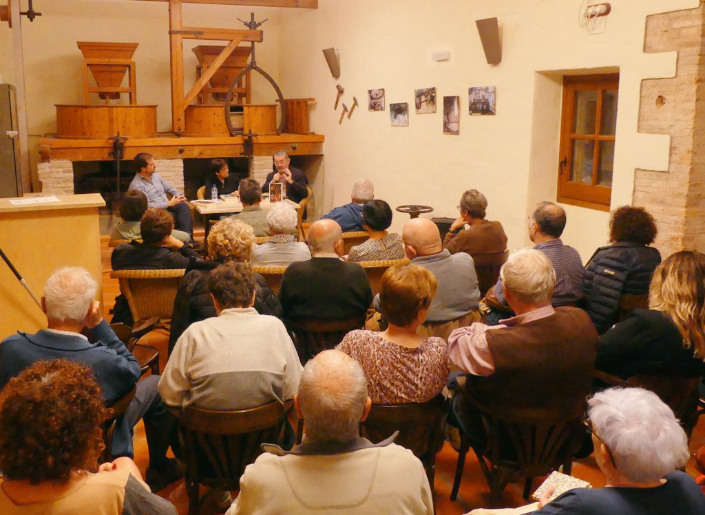 HortaiLlum's tweet photo. Aquesta setmana, al #molídelmig de #LaRiera, hem conversat al voltant d'una gran novel·la: 'La pensió d'alemanys' de @Montser69785312. Una obra que ens permet enllaçar la nostra història 'local' amb la història 'global'... https://t.co/m3WNEJgZZq