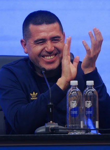 Nos devolvió nuestra identidad. Dejó atrás a River. Hizo que seis pibes de nuestras inferiores jugaran una final de Libertadores. En nuestro año malo nos dejó en el podio. Mira si le voy a soltar la mano justo ahora.

En diciembre yo estoy con Riquelme.