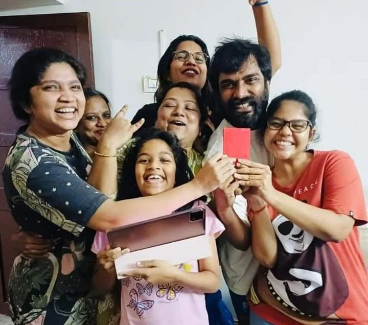 NameisSoni's tweet photo. They gave him Red Card for Women Safety.
He Celebrates the same Red Card with Women.  💥
#BiggBossTamil7 #PradeepAntony https://t.co/uVFNRm9zrx