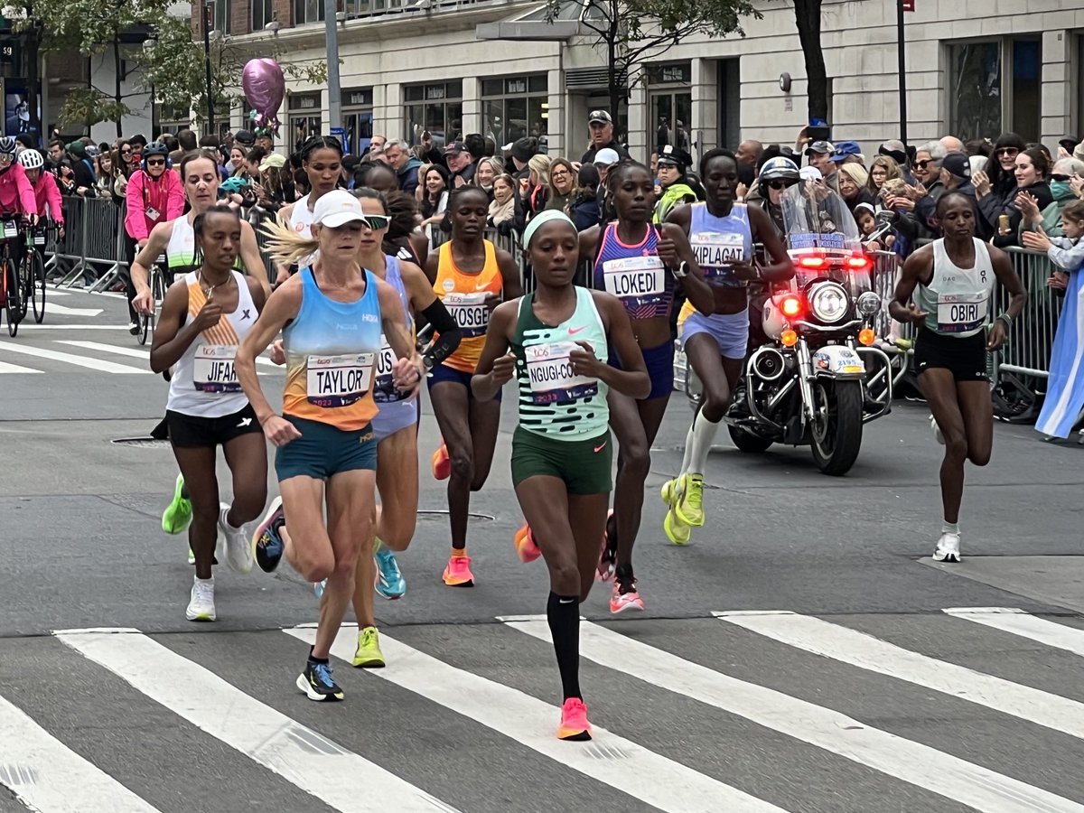 Pro Women Runners on 1st Ave after entering Manhattan. ⁦<a href="/1010WINS/">1010 WINS on 92.3 FM</a>⁩ ⁦@wcbs880⁩