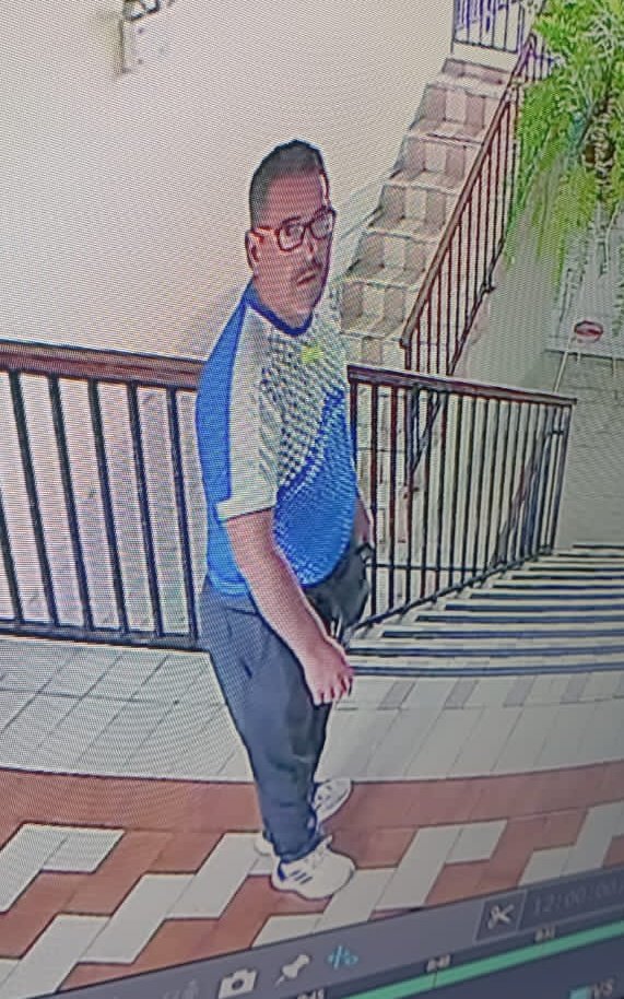 #05Nov ATENCIÓN🚨

Cicpc #ElVigía busca a este señor 👆🏻quien presuntamente robó a las Hermanas Dominicas del Colegio Santa Teresita de El Vigía este sábado en horas de la mañana tras ingresar a la sede de la institución.

SE BUSCA! 
<a href="/lisandrosegura/">Lisandro Segura</a> 
<a href="/JEHYSONGUZMAN/">JEHYSON GUZMÁN</a>