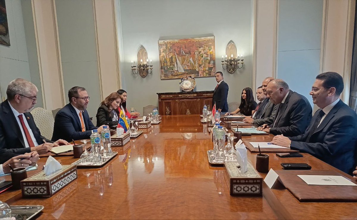 En nombre del Pdte. <a href="/NicolasMaduro/">Nicolás Maduro</a>, estamos realizando una visita oficial a Egipto, donde nos hemos reunido con el canciller Sameh Shoukry para revisar la agenda bilateral y reforzar áreas estratégicas de cooperación.