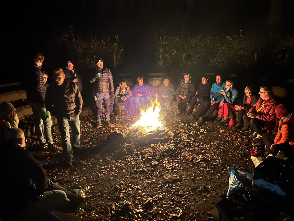 GOH 4: en de winnaars zijn De Bitterballengang, De Feestneuzen en PA7FL, gefeliciteerd! Daarna kon je kiezen: een spelletje doen, naar de disco of het kampvuur, of 💤 🤔