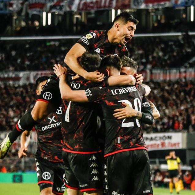 Martínez, debiste haber vuelto a la Quema, y seguro estarías en esta foto. Te sacaste el hambre en Huracán y cuando el club necesita apoyo no venís, nos haces un gol y besas el escudo de River? Otario