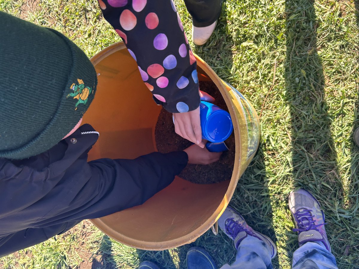 Gators at @GretnaG school had a massive bucket of compost made by our lomis in the cafeteria @GetLomi! We took advantage of the beautiful day to spread some love in our school garden. Imagine the waste we’ve saved from going to the landfill?! @stemnorth