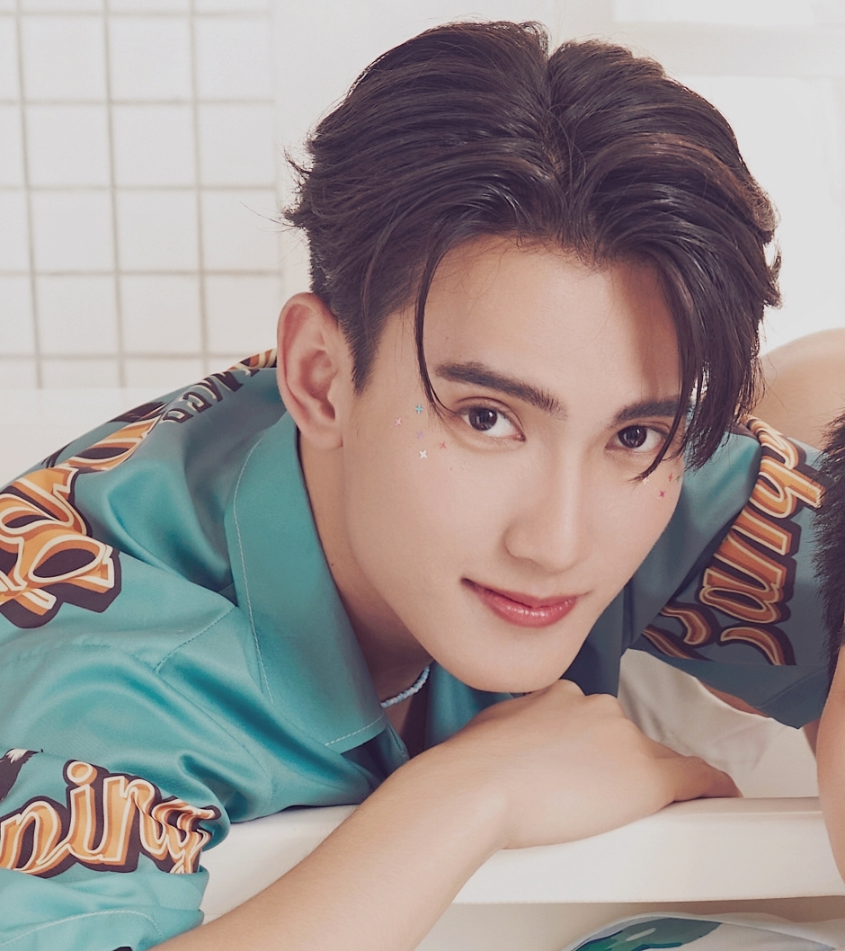 fingers_et_paws's tweet photo. * ✩*⋆⁺₊ *･ 🐱👀 ･* ₊⁺ ⋆*✩ *

 🐻🐱    2023.07.12    💚🩷

(Why didn't Ja keep the stars under his eyes like First? #ALANDxJAFIRST 🤔)

cr. 星光STARRYMAG weibo / StarlightYnews
#JaFirst #จาเฟริสท์ #JaPhachara #First_Chalongrat
#JAFIRST私人宇宙大片 #JaFirstxSTARRY https://t.co/kcX9mge8ro