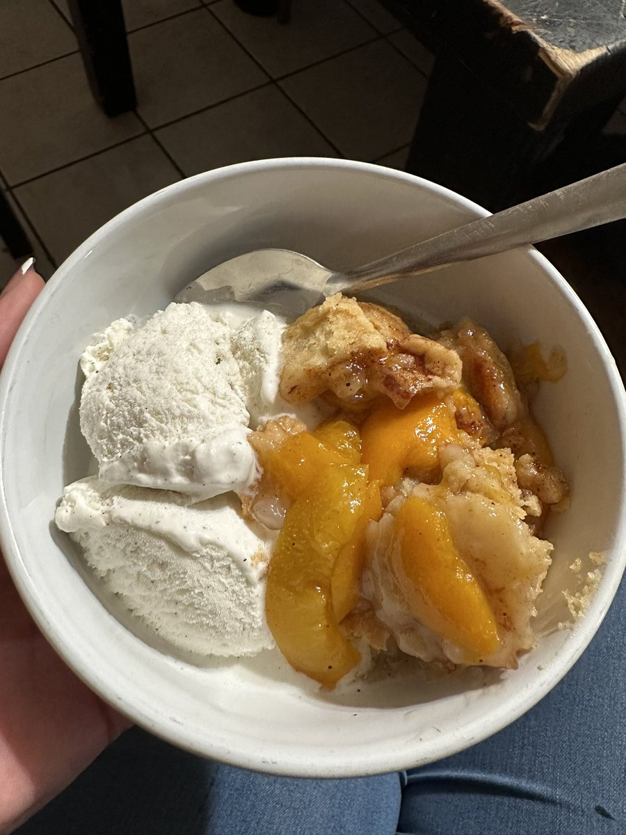 __stylecorp's tweet image. my sister made peach cobbler from scratch 🤤😩🤌🏽 10/10!