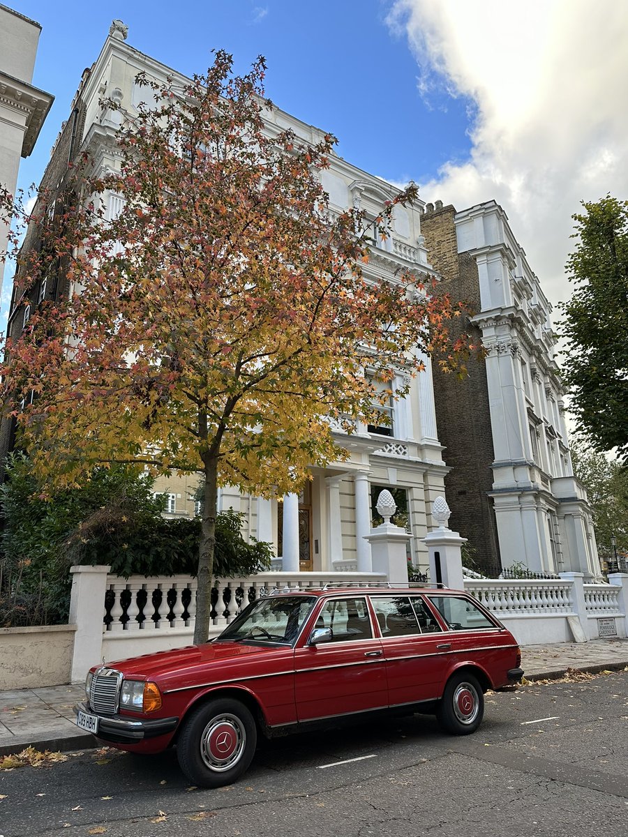 MotoManTV's tweet image. About as close to the brown, diesel, manual wagon #carnerd nirvana as one can possibly get . . . 
✅ Wagon
✅ Manual
✅ Factory sunroof
✅ Cloth sorta patterned seats.
I would totally rock this as a daily in LA! Looks lovely in the #london sun

#mercedes
#mercedesbenz