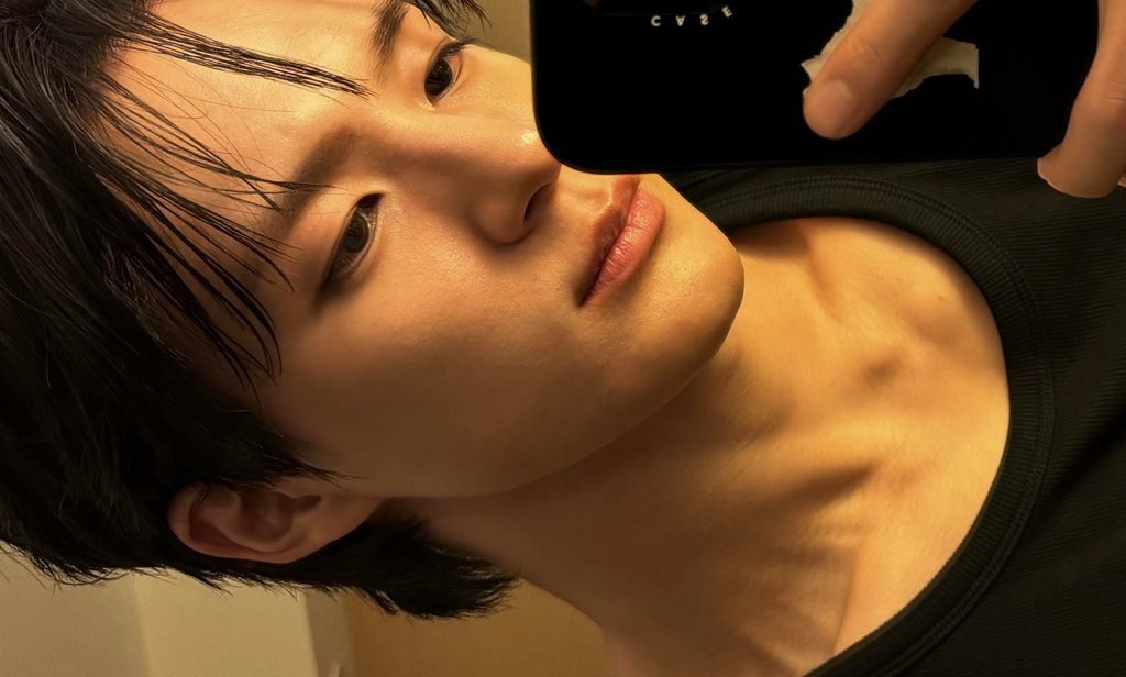 and how does the universe expects me to be normal when he looks like that