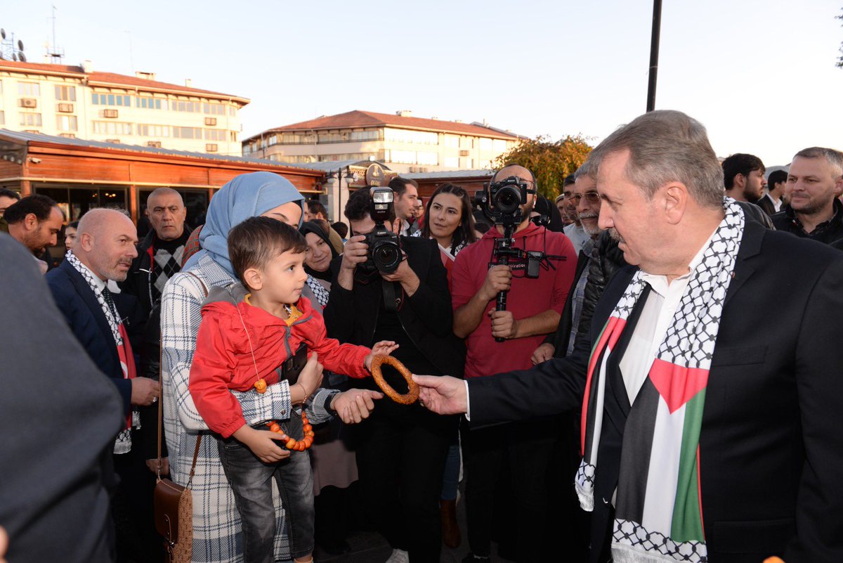 Mustafa_Destici's tweet photo. Miting öncesi Ahmet kardeşimizin Mihmandar Çay Ocağı’nı, miting sonrası ise Sivas Meydanında bulunan kafeteryayı ziyaret ederek vatandaşlarımızla sohbet edip, halkımızla selamlaştık.
#TeşekkürlerSivas https://t.co/LHJeN3qL0v