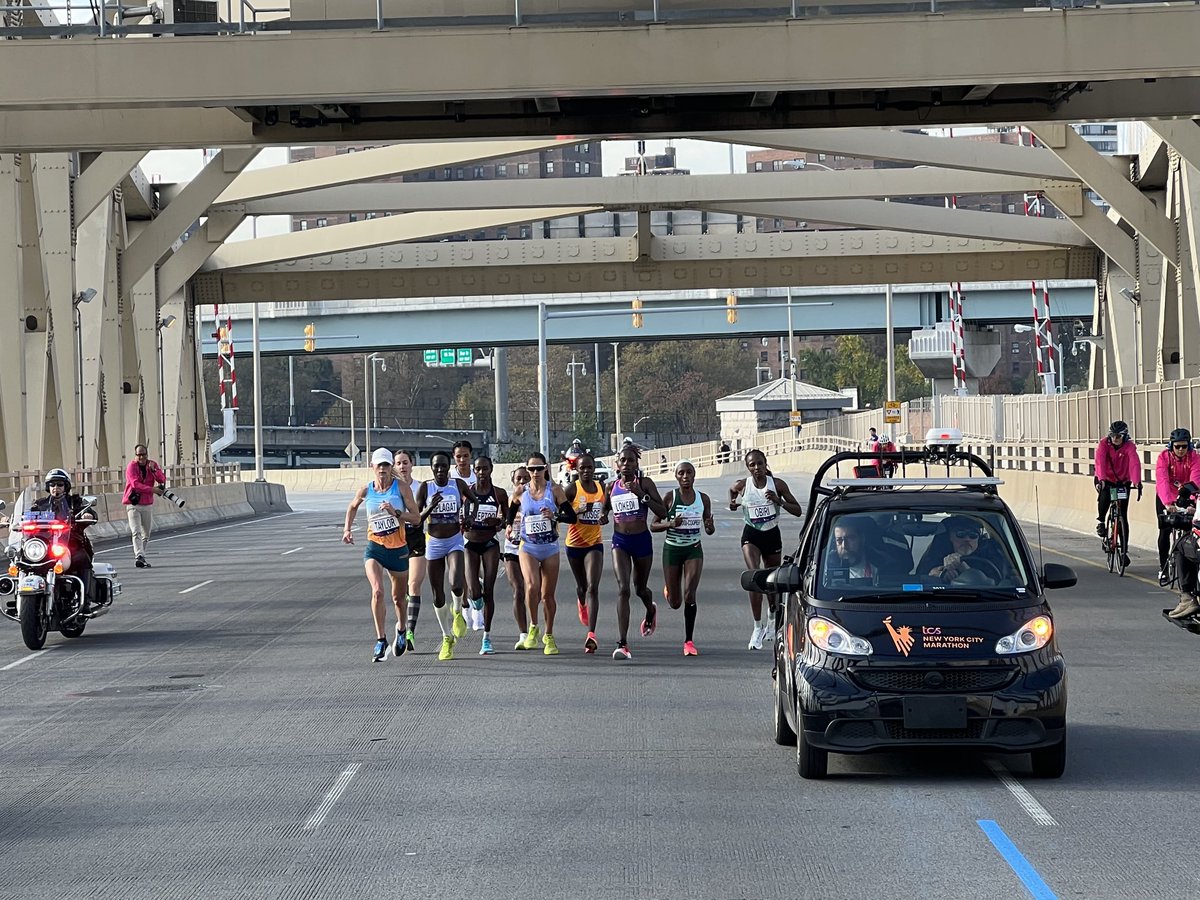 Pro women runners crossing Willis Ave Bridge in the Bronx. ⁦<a href="/1010WINS/">1010 WINS on 92.3 FM</a>⁩ ⁦@wcbs880⁩