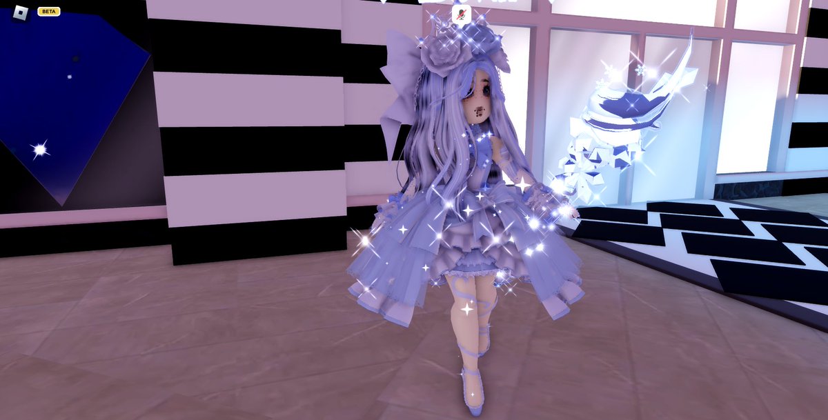 Deviline_Devil's tweet photo. Omg why does this outfit look like a new set for royale high! 😭
I really wanted to style the starfrost skirt and scepter again, and i really liked how it turned out! #royalehigh #Christmas https://t.co/HDNlVzz5BT
