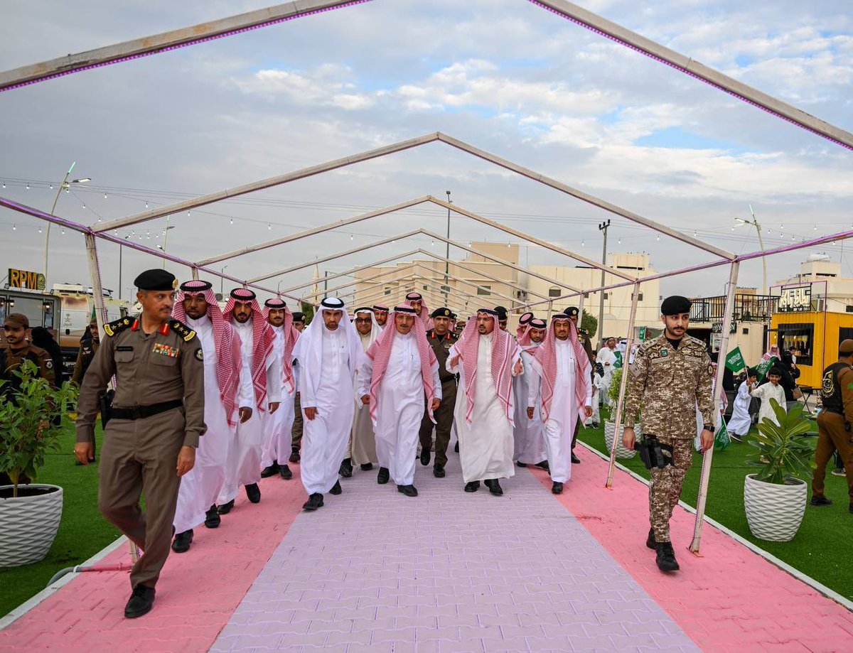EmarahAlQassim's tweet photo. بعد رعاية سموّه اليوم الذهبي للمهرجان متعدد المنتجات الزراعية والطبيعية ..

سمو #أمير_منطقة_القصيم :
#مهرجان_ثمرات_الشيحية اسم على مسمى في تسويق منتجات متنوعة من خيرات المنطقة الموسمية لخلق فرص عمل للأهالي وإستمرار هذه الفعالية الزراعية المتميزة. https://t.co/6Q0zcjRF4I