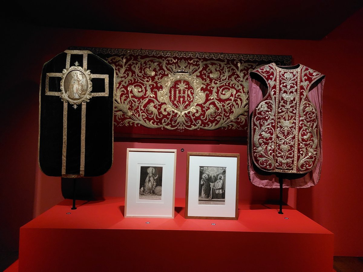 Really enjoyed the sumptuous fashion fabrics, dazzling embroidery and luxurious high fashion in the exhibition 'Fashion for God'. Now in the Museum Catharijneconvent in Utrecht. 🥰 #textiles #fashion #religion #catharijne #museumvisit #exhibition