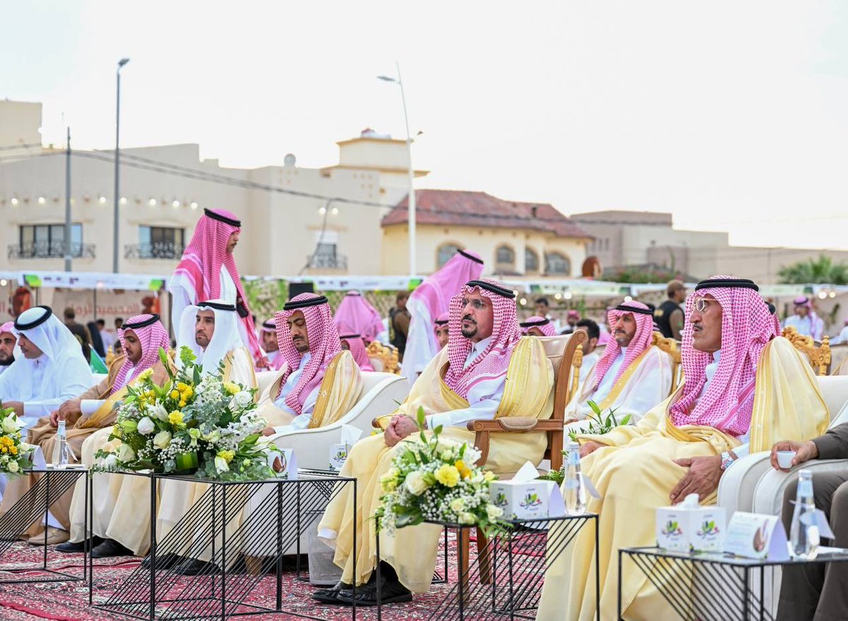 EmarahAlQassim's tweet photo. أشاد سموه بما شاهده من تعاون بين جميع الجهات الحكومية لإنجاح #مهرجان_ثمرات_الشيحية، لتسويق المنتجات الزراعية المتنوعة.. 

سمو #أمير_منطقة_القصيم : كم يسرني كثيرا مشاركة بعض أبناء الوطن من المناطق المجاورة لتسويق منتجاتهم وهذا دليل على تكامل مناطق المملكة كجسد واحد وكذلك القوة الشرائية والحراك الاقتصادي بالمنطقة.