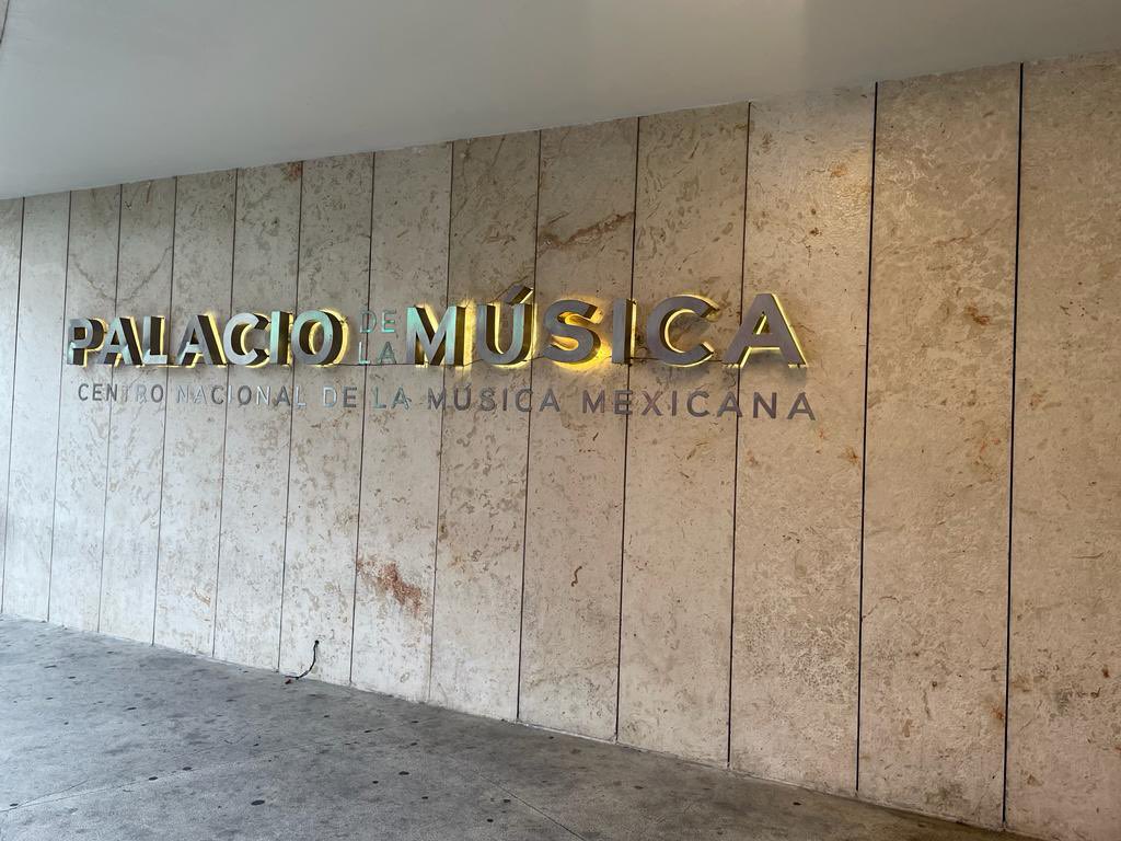 Yucasanzeros's tweet photo. Mérida está lista para recibir a #Curandera esta noche en #palaciodelamusicacnmm
Y tus #Yucasanzeros emocionados de presenciar el momento @alejandrosanz
Gracias por este regalo que guardaremos con mucho orgullo ❤️
#LoNuestroEsEterno #Musica #3Bellow #FAMs https://t.co/AHWOuGSyOG