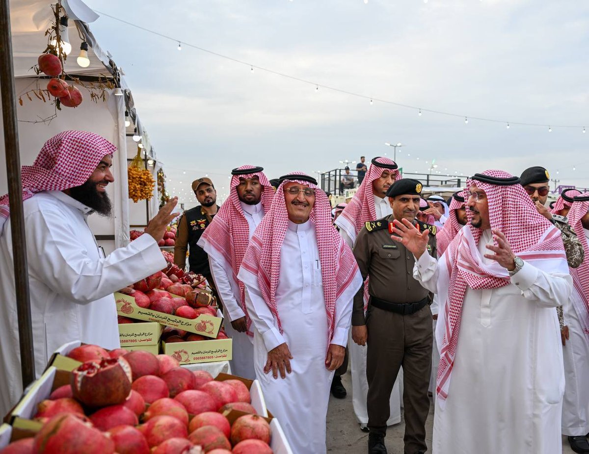 EmarahAlQassim's tweet photo. إطلع سموه على فعاليات #مهرجان_ثمرات_الشيحية الذي يشارك فيه 92 عارضاً للفواكه، و 140 أسرة منتجة..

سمو #أمير_منطقة_القصيم : لكل جزء من المنطقة مساهمة تنموية فعالة في #التوازن_التنموي والحراك الاقتصادي لما يعود على الوطن والمنطقة واهاليها بالخير والنماء. https://t.co/IeC5ZcPI7K