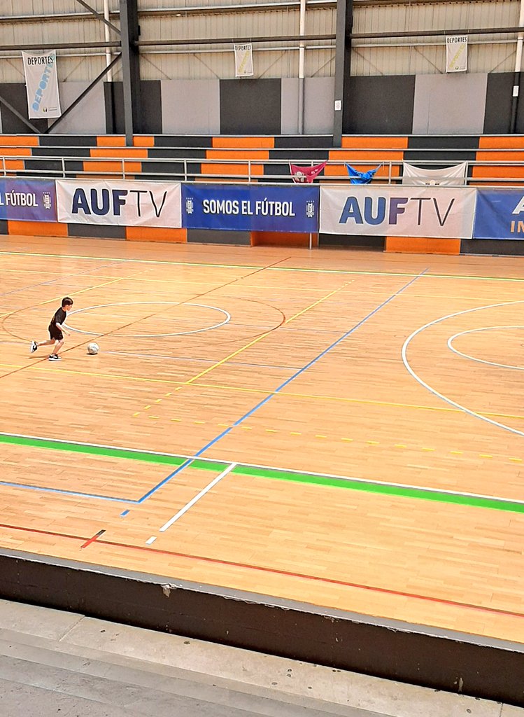 #Sub20 | Final del primer tiempo en el Polideportivo de Las Piedras por la semifinal VUELTA de los playoffs por el Campeonato Uruguayo. 

👉 #Peñarol 2 - 0 #Racing 
Goles de Joaquín Marenco y Luis Arrua