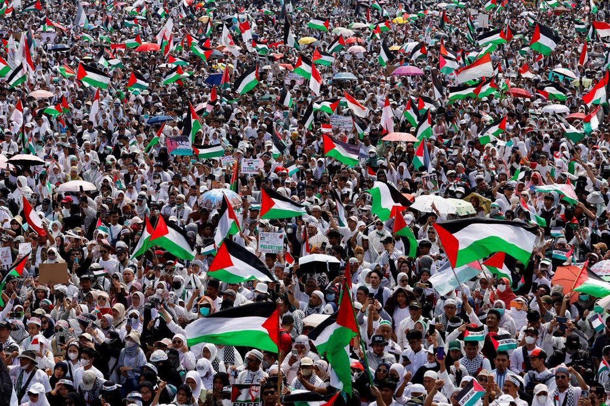 jakpost's tweet photo. Indonesians join interfaith rally in solidarity with Palestine #jakpost https://t.co/UkJAz2OYyc https://t.co/gfA4EORPTE