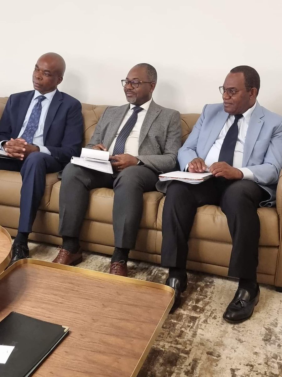 Le Ministre du pétrole, M. #Marcel_Abéké a reçu, le 31.10.23, le DG de  #Vaalco_Gabon, M. #Vianney_OKOUMA. La situation de la dette de l'Etat qui cumule un important crédit de #TVA en faveur de #Vaalco, et la dette de la #Sogara étaient au centre des discussions. 
<a href="/Comgouv_GA/">Comgouv</a>