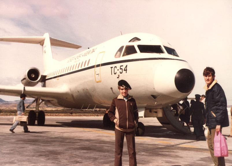 MolinaGusta's tweet image. Esa foto tiene 40 años, marzo de 1983. En el aeropuerto de Bariloche, regresando de Ushuaia, con mi hermano Edu, ¡como siempre!
Viajando por #LADE, como corresponde.
Un Fokker F-28.
