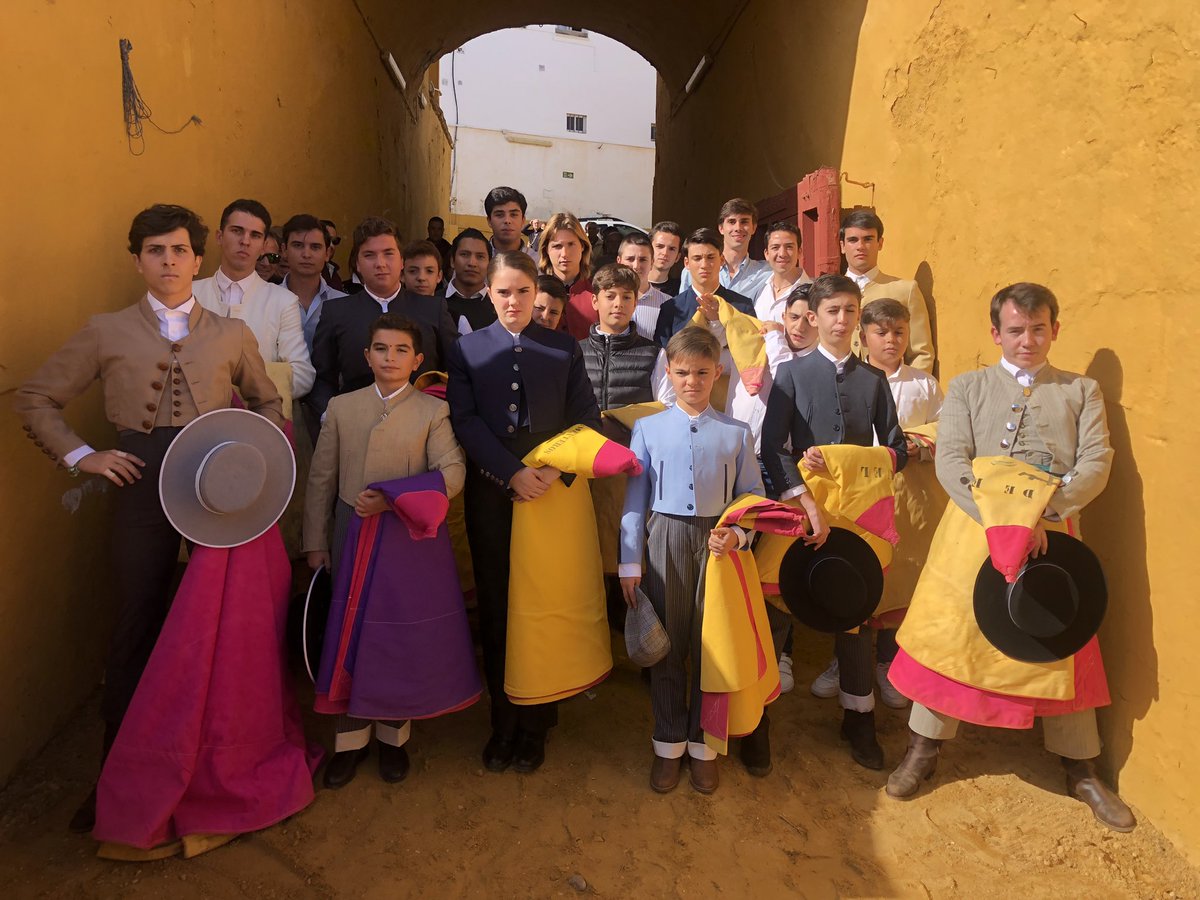 📣 [ 🅵🅸🅽 🅳🅴 🅲🆄🆁🆂🅾 ]

Hoy hemos celebrado la fiesta final de curso, enhorabuena a cada uno de los alumnos, familiares y amigos que nos han echo compartir un bonito día de convivencia. 
Felicidades a los alumnos que han echo disfrutar del toreo en las dos bravas becerras.