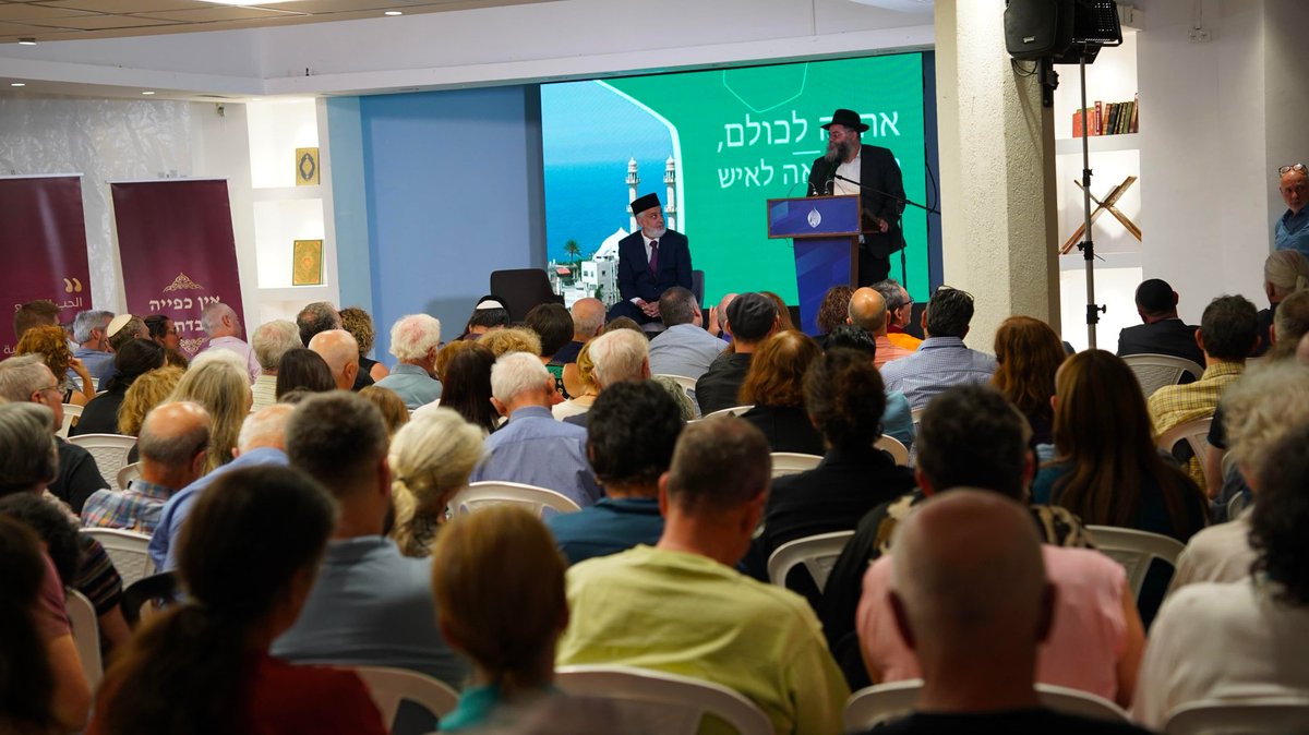 AhmadiyyaDE's tweet photo. Juden und Muslime vereint durch die Mahmud Moschee der Ahmadiyya Muslim Jamaat in Haifa/Israel.

"Wir sind keine Gegner, wir sind Verbündete. Gemeinsam erzielen wir Erfolg." 🇵🇸🇮🇱

#VoicesForPeace https://t.co/q4wFJU7C2C
