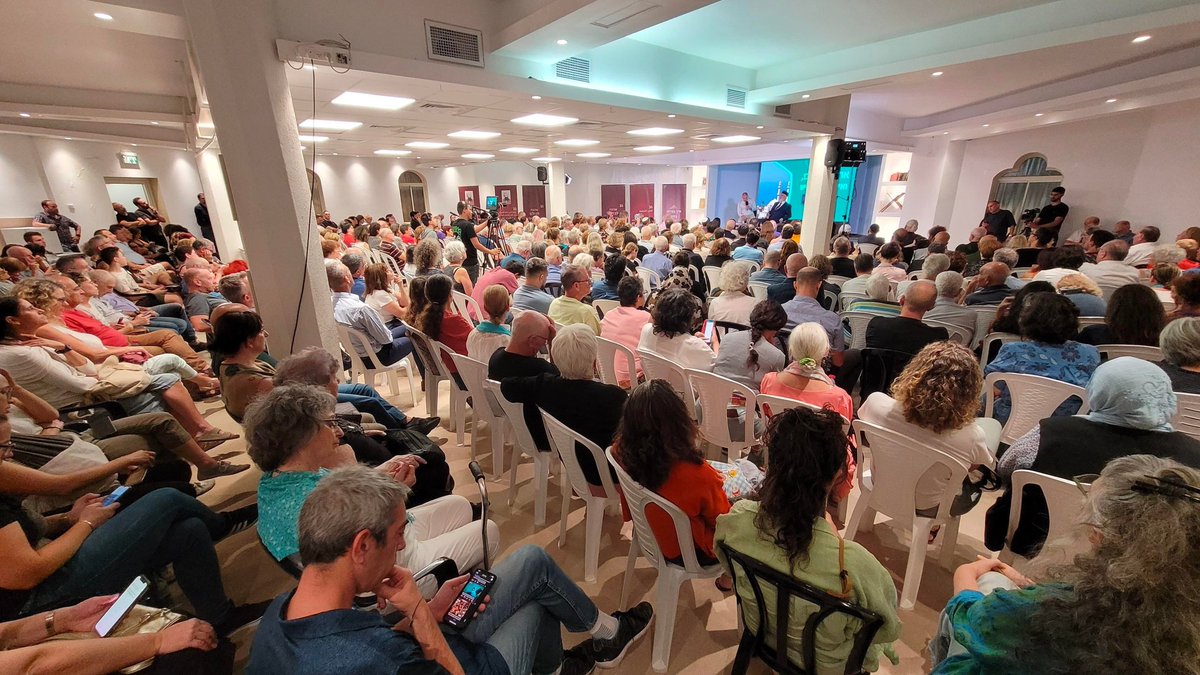 AhmadiyyaDE's tweet photo. Juden und Muslime vereint durch die Mahmud Moschee der Ahmadiyya Muslim Jamaat in Haifa/Israel.

"Wir sind keine Gegner, wir sind Verbündete. Gemeinsam erzielen wir Erfolg." 🇵🇸🇮🇱

#VoicesForPeace https://t.co/q4wFJU7C2C