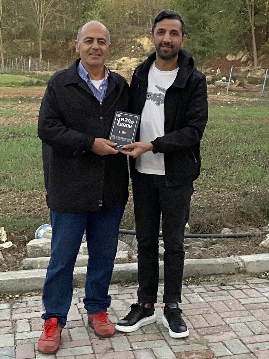 Benim hayatımda 
Çıraklık,Kalfalık ve Ustalık dönemlerim oldu. Kalfalık döneminde aynı odada birlikte 4-5 yıl birlikte çalışma onuruna nail olduğum değerli büyüğüm 
<a href="/TemelTrader/">Mehmet Temel</a>  Mehmet Temel e 
#DoğruBorsa kitabımızı hediye ettik. Yaşayan son efsaneden tüm karıncalara selam var.