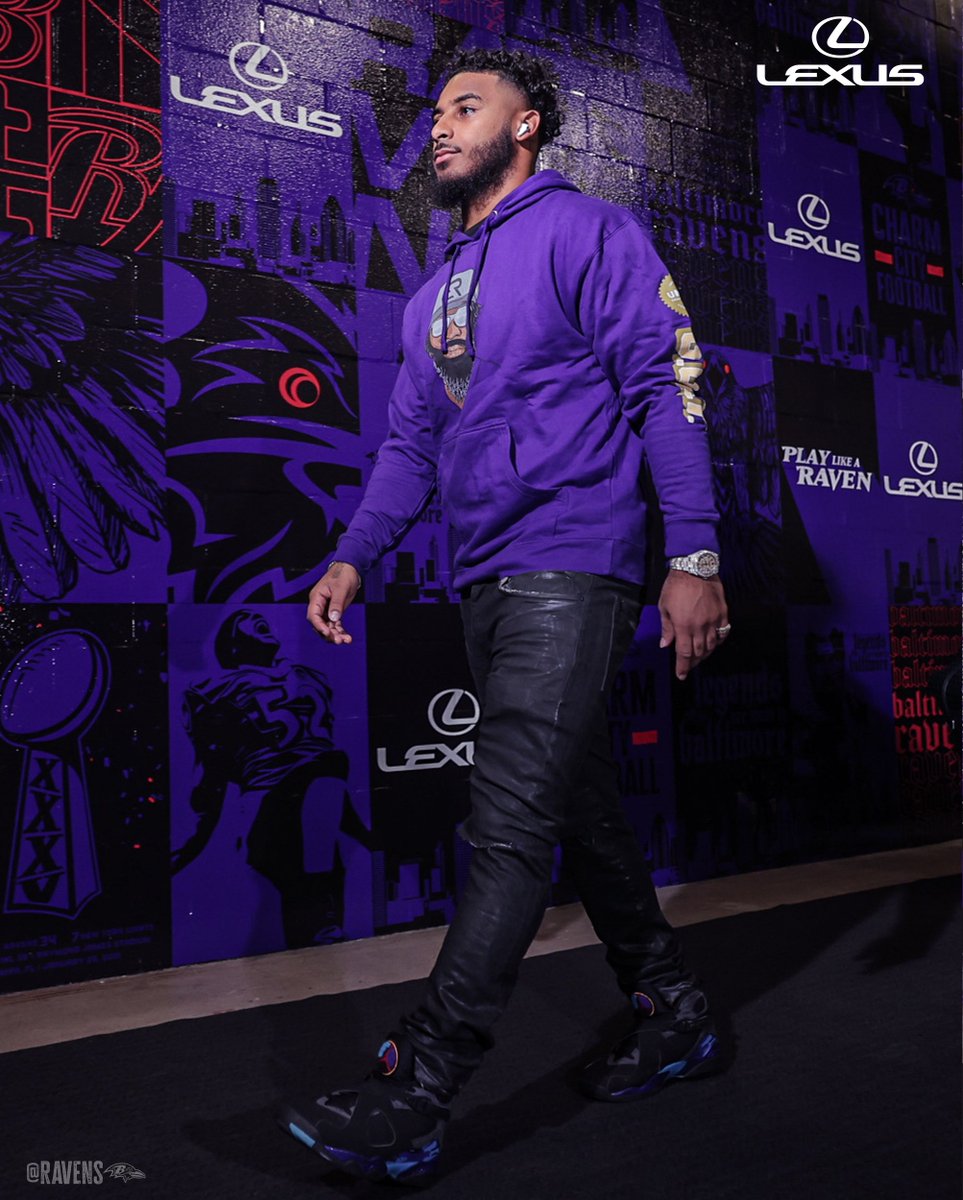 RavenNationLIVE's tweet image. Geno Stone wearing Ed Reed merch. 

Goat knows Goat. 🐐