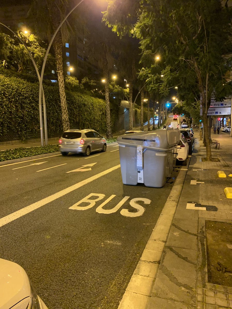 bicicletabcn's tweet image. El que enregistrava bicis a Mas Casanovas (tenint ell el cotxe aparcat al carrer on es queixava...).Deia que per culpa del carril bici hi havia embussos a Ronda del Guinardó. Fa uns dies opinava en contra del carril bici de Via Augusta. Quan aparquen al carril bus no es queixa...