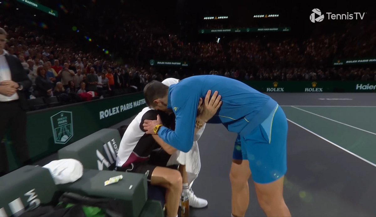 Olly_Tennis_'s tweet photo. Djokovic breaking away from his interview to console Dimitrov 🥹 https://t.co/N4bm5YLPkH