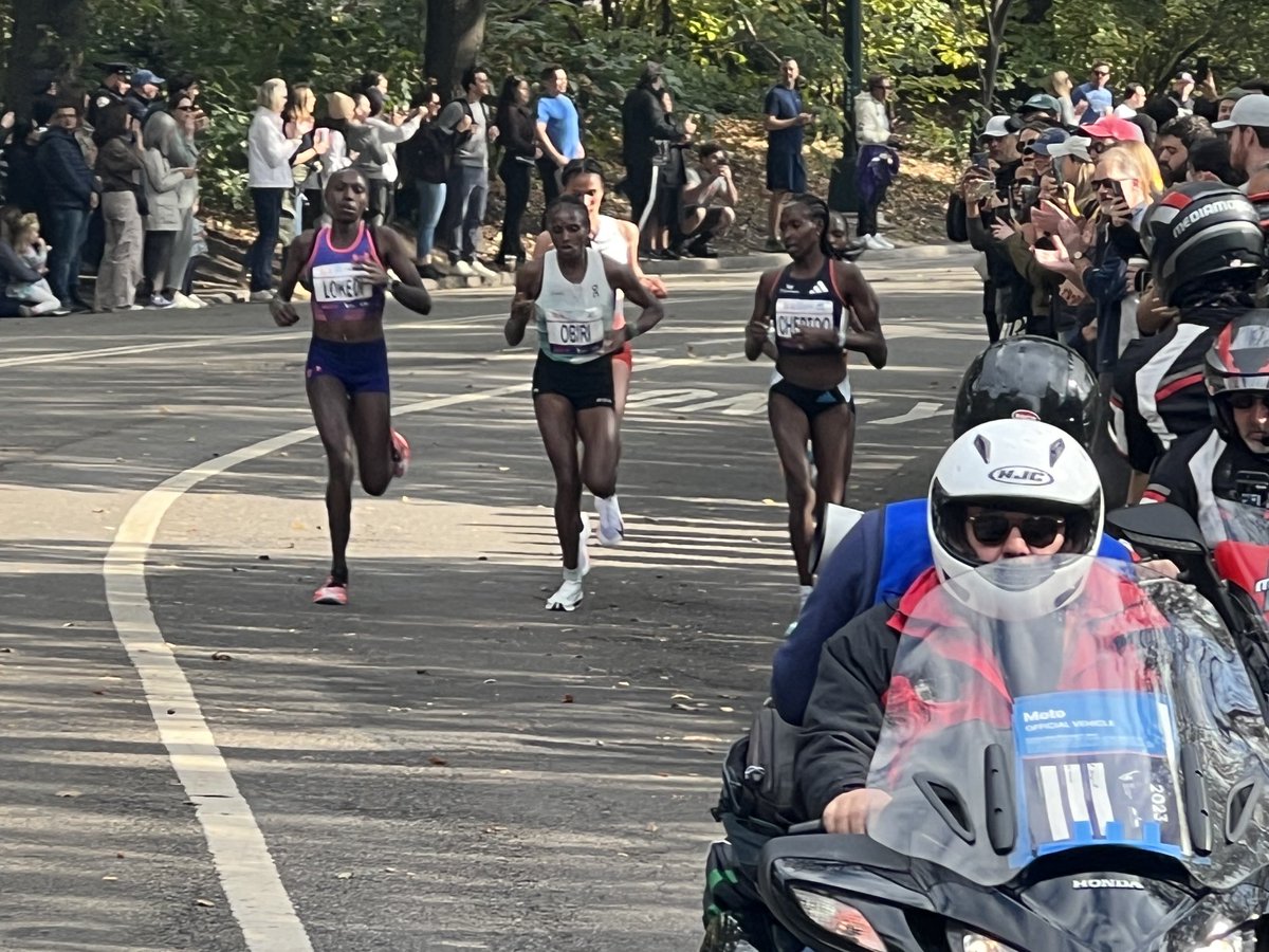 Pro women runners in Central Park. ⁦<a href="/1010WINS/">1010 WINS on 92.3 FM</a>⁩ ⁦@wcbs880⁩
