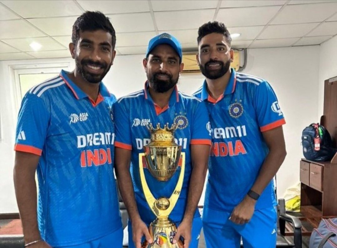 AasyLakho's tweet photo. 2/2 Are they highly skilled or more talented than the bowlers mentioned above? Have they ever bowled so much top class in their entire career? Has this skill and talent suddenly returned? ??Have the bowlers of all the above teams forgotten all about bowling at once??* https://t.co/USigduqtA9
