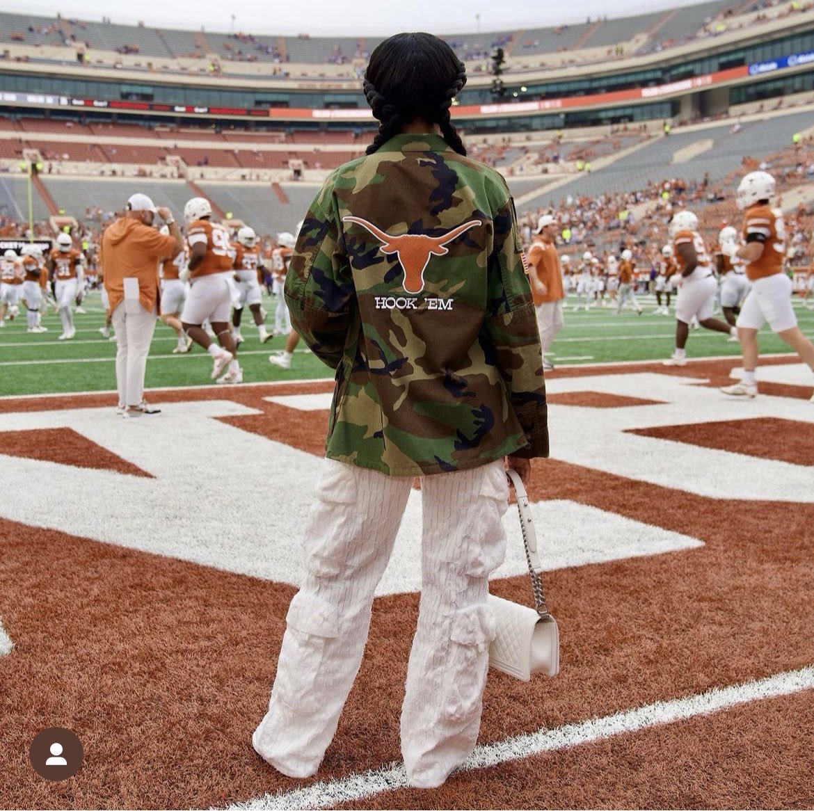 Excited to see @TexasFootball and @LorealSarkisian SALUTE those who have selflessly served our nation. #SaluteDesigns #vintagecamo #HookEm #Longhorns  🤘🏻