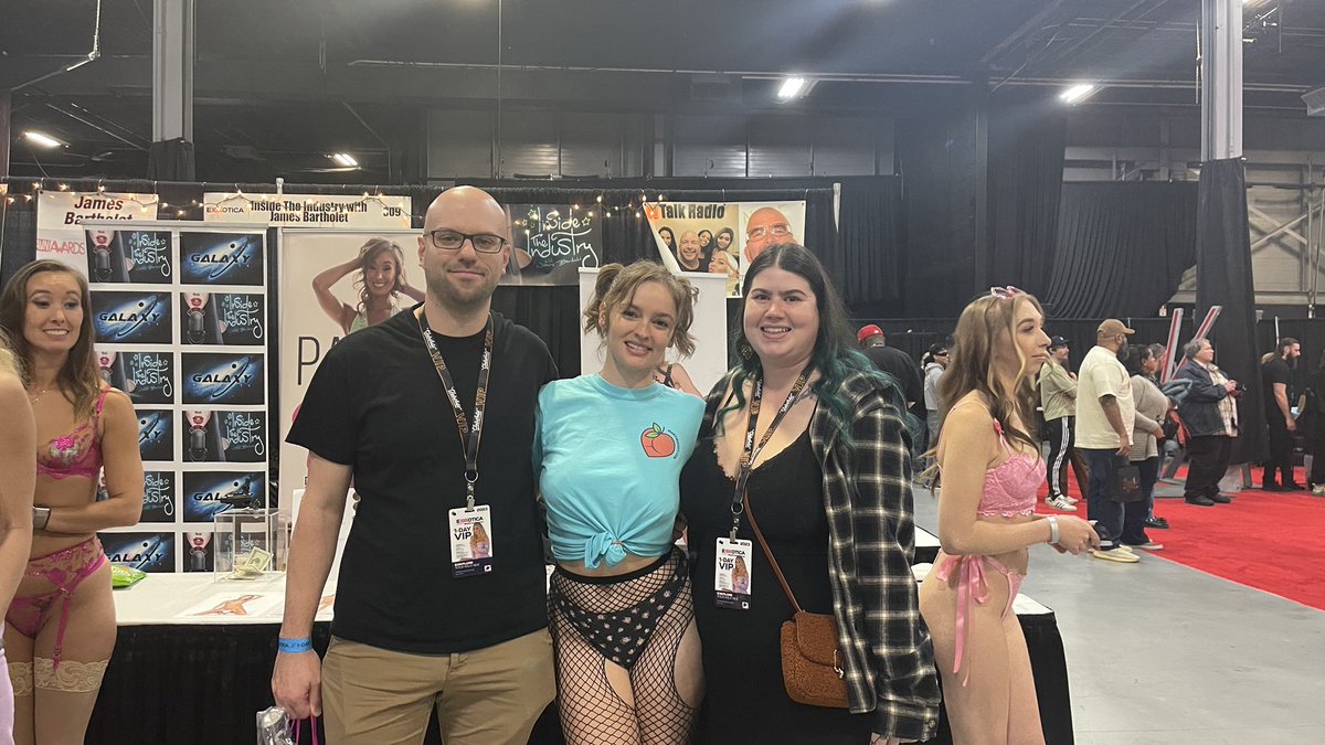 adamxvx_9's tweet photo. Thank you @missmarymoody for taking the time to take a picture with us! You were so lovely and gorgeous as always! I still can’t believe I got to meet you!!! https://t.co/xy1a9Z1e01