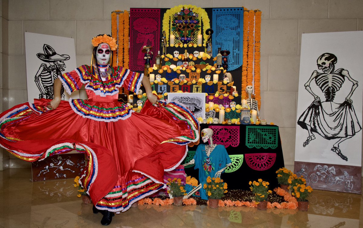 Beijing vibró anoche en su 1er Baile del #DíaDeMuertos. Organizado por @EmbaMexChn con patrocinadores, diplomáticos, empresarios y comunidad🇲🇽. Lleno total y ambiente efervescente. ¡Gran proyección de🇲🇽 y su tradición; nuevo referente anual en la vida de Beijing! @SRE_mx @IME_SRE