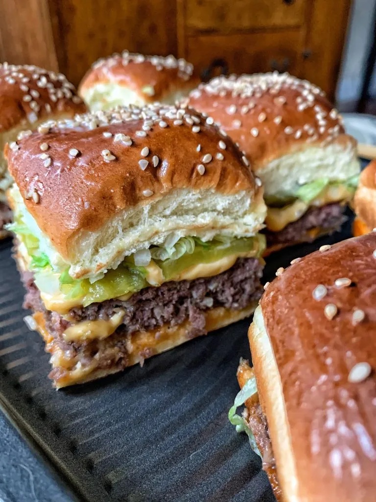 Mini Big Mac Sliders 🍔 

#recipe 

thetipsyhousewife.org/2020/01/26/min…