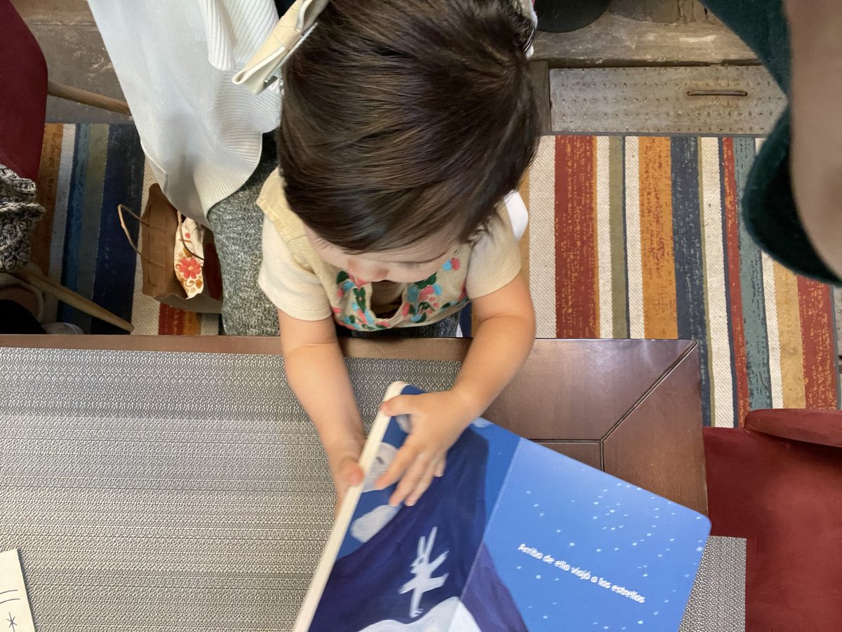 Aproximar a las niñas y niños a la lectura es darles la oportunidad de fomentar lenguaje, imaginación y creatividad! Feliz domingo de cuentos