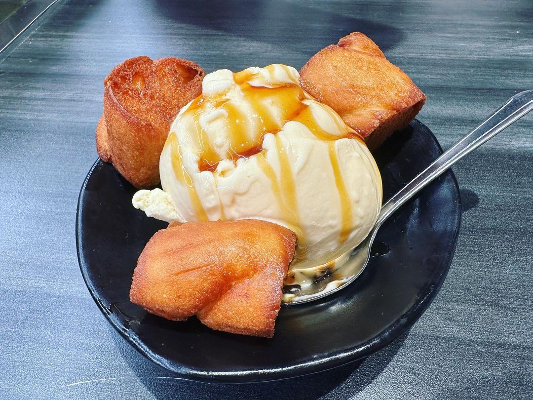 Japanese Style Soy Milk Donuts 😋

Soft and warm soy milk donuts with creamy vanilla ice cream drizzled in brown sugar syrup. 🍩🍨 

📷 #nationaldonutday cred: brkfstlnchdnnr
Thank you for dining with us! 💗

#revolvingsushi #sundayfunday #dessert #sidemenu #donut #donuts