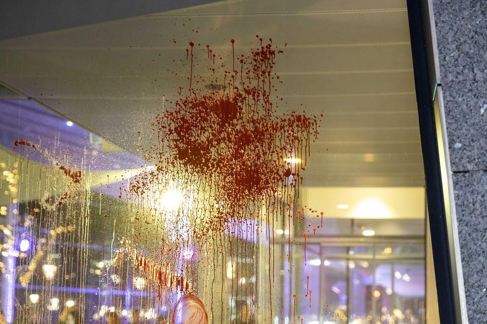 volkskrant's tweet photo. Amsterdamse musea beklad met rode verf door actiegroep Workers for Palestine https://t.co/KXdkIL01ev https://t.co/x43CLdxfIQ