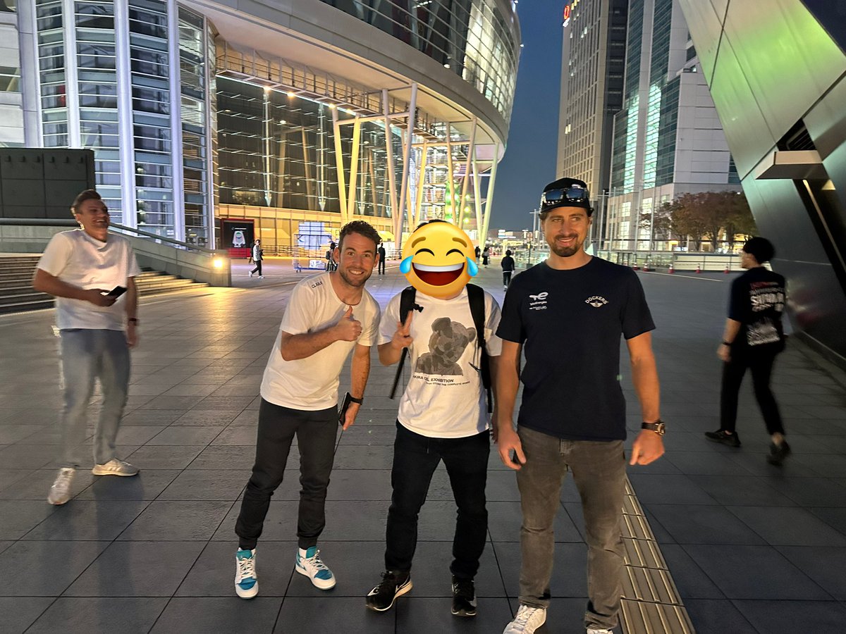 anchor_roadman's tweet photo. 4日のチームプレゼンテーションが終わった後に、駐輪場に向かってたら偶然レジェンズチーム一行と遭遇
ビックリしすぎて声にならない声あげた後に、快く写真撮ってくれた🥲
この写真は一生宝にします！
サガン、カヴェンディッシュ、キッテルありがとう🥺
（実は画面外にフルームいる） https://t.co/qasfu01Vlp