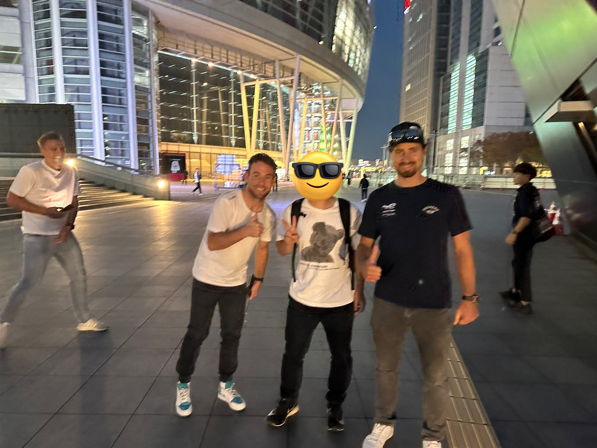 anchor_roadman's tweet photo. 4日のチームプレゼンテーションが終わった後に、駐輪場に向かってたら偶然レジェンズチーム一行と遭遇
ビックリしすぎて声にならない声あげた後に、快く写真撮ってくれた🥲
この写真は一生宝にします！
サガン、カヴェンディッシュ、キッテルありがとう🥺
（実は画面外にフルームいる） https://t.co/qasfu01Vlp