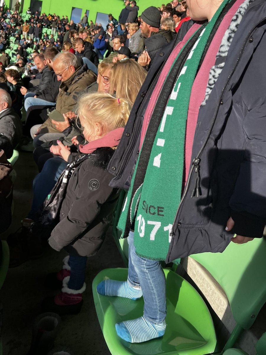 BertPost1966's tweet photo. Papa #fcgroningen wint nooit. Nog nooit gezien dat ze winnen. En toch vonden ze het geweldig. Zakje snoep chips en kijken naar alles om hun heen. Meeklappen met Noord en juichen voor alles. #ongeachtdestand #GRODOR https://t.co/0i6lJkAoRQ