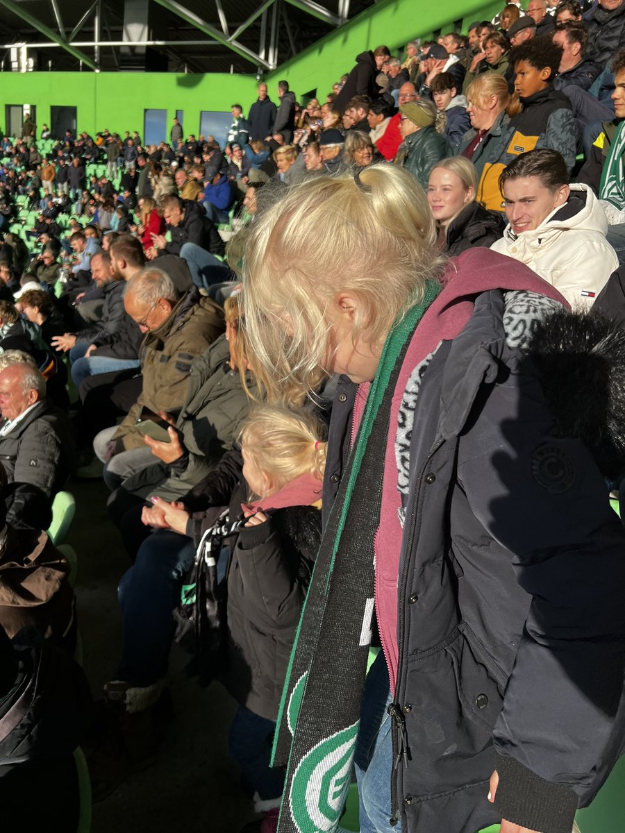 BertPost1966's tweet photo. Papa #fcgroningen wint nooit. Nog nooit gezien dat ze winnen. En toch vonden ze het geweldig. Zakje snoep chips en kijken naar alles om hun heen. Meeklappen met Noord en juichen voor alles. #ongeachtdestand #GRODOR https://t.co/0i6lJkAoRQ
