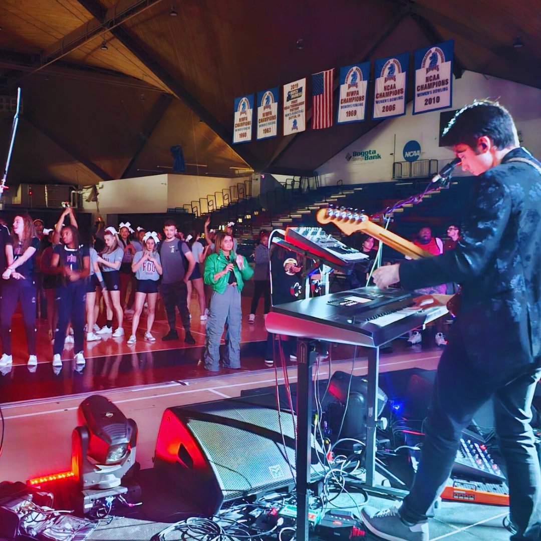 ChrisMiloMusic's tweet photo. Thank you @FDUWhatsNew it was an honor and a pleasure! 🩷

#halloweenknight #fdubasketball #goknights #fduknights #basketball #ncaabasketball #teamsports #halloween #sundayvibes #sundaymorning #sports #liveperformance #musicperformance #ncaa https://t.co/LZB4cxWD2h