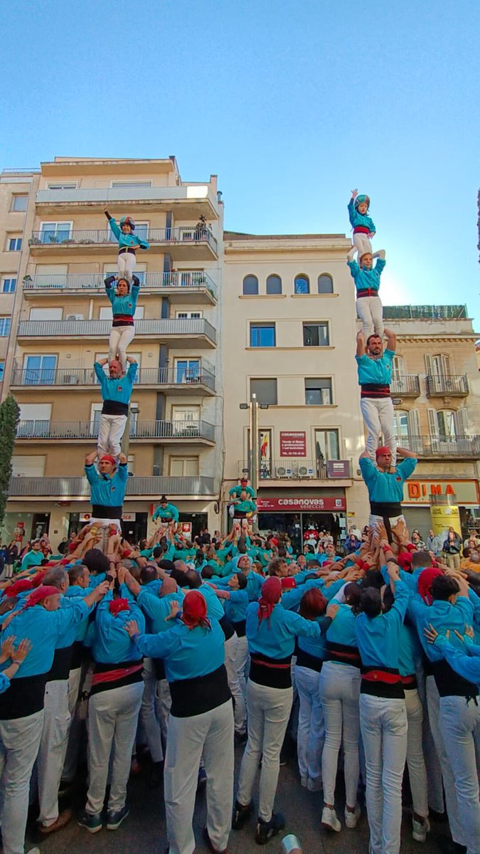 CDTerrassa's tweet photo. Avui hem tingut la nostra 44ena Diada de la Colla, on hi hem fet la nostra millor actuació de la temporada!✨
Hem entrat amb pilar de 4 caminant. Hem descarregat el segon 4de8 de l’any, el primer 2de7 des de 2019 i el 7de7, acompanyats de 2 pilars de 5!🩵
Moltíssimes felicitats! https://t.co/weESCINr1k