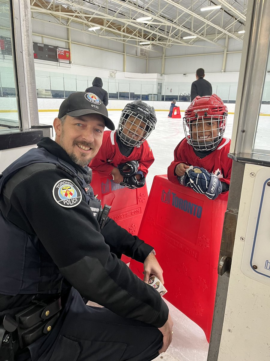 Connecting with #Toronto at the @cityoftoronto, Neighbourhood #CommunityEngagement at its grass roots. Thank you Devon at the Albion Arena, always a warm welcome. Looking forward to the next skate @TPS23Div @TorontoPolice @TPS_CPEU