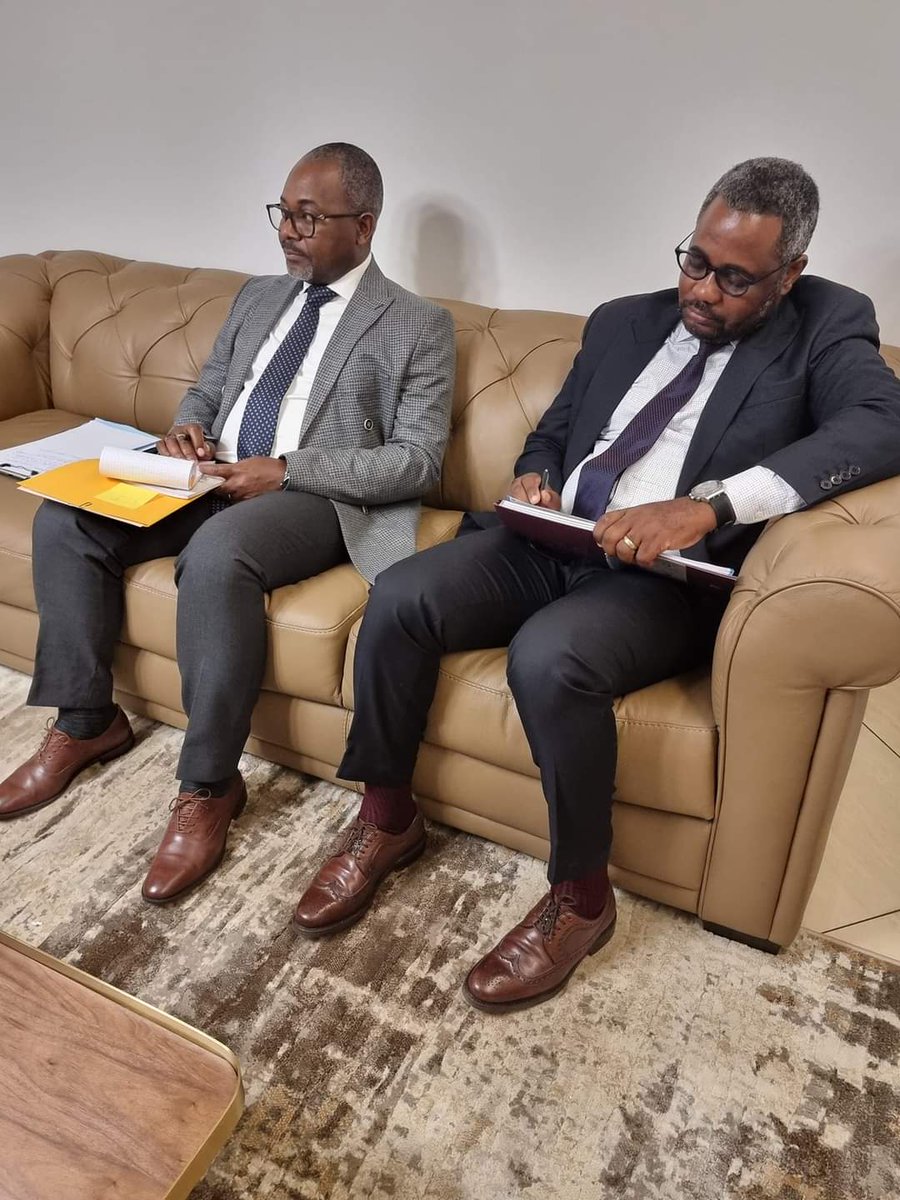 Le Ministre du <a href="/PetroleGOUVGA/">Ministère du Pétrole</a>, M. #Marcel_Abéké a devisé avec M. #Loïse_Tamalgo, Délégué Général Afrique du <a href="/GroupeEramet/">Eramet</a>.
Venu faire ses civilités au Ministre, il a mis à profit cette rencontre pour échanger sur des questions d'intérêt commun.
<a href="/Comgouv_GA/">Comgouv</a>